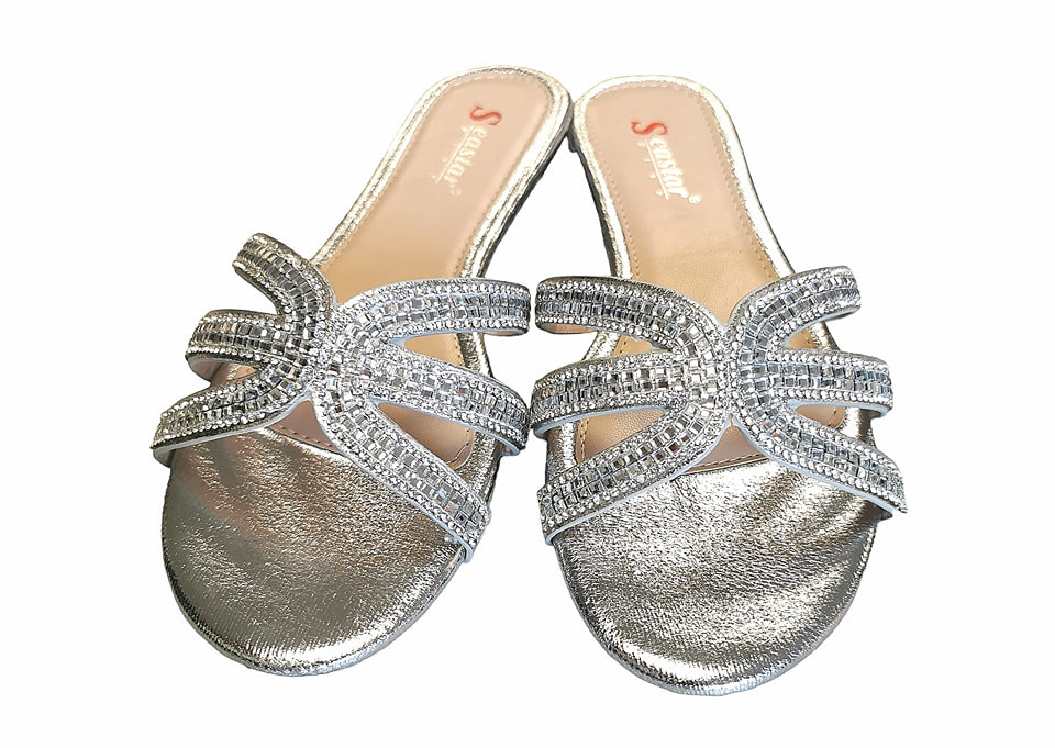 Buy Trendy Chain Grey Color Fur Slippers for Women / Girl's online |  Looksgud.in